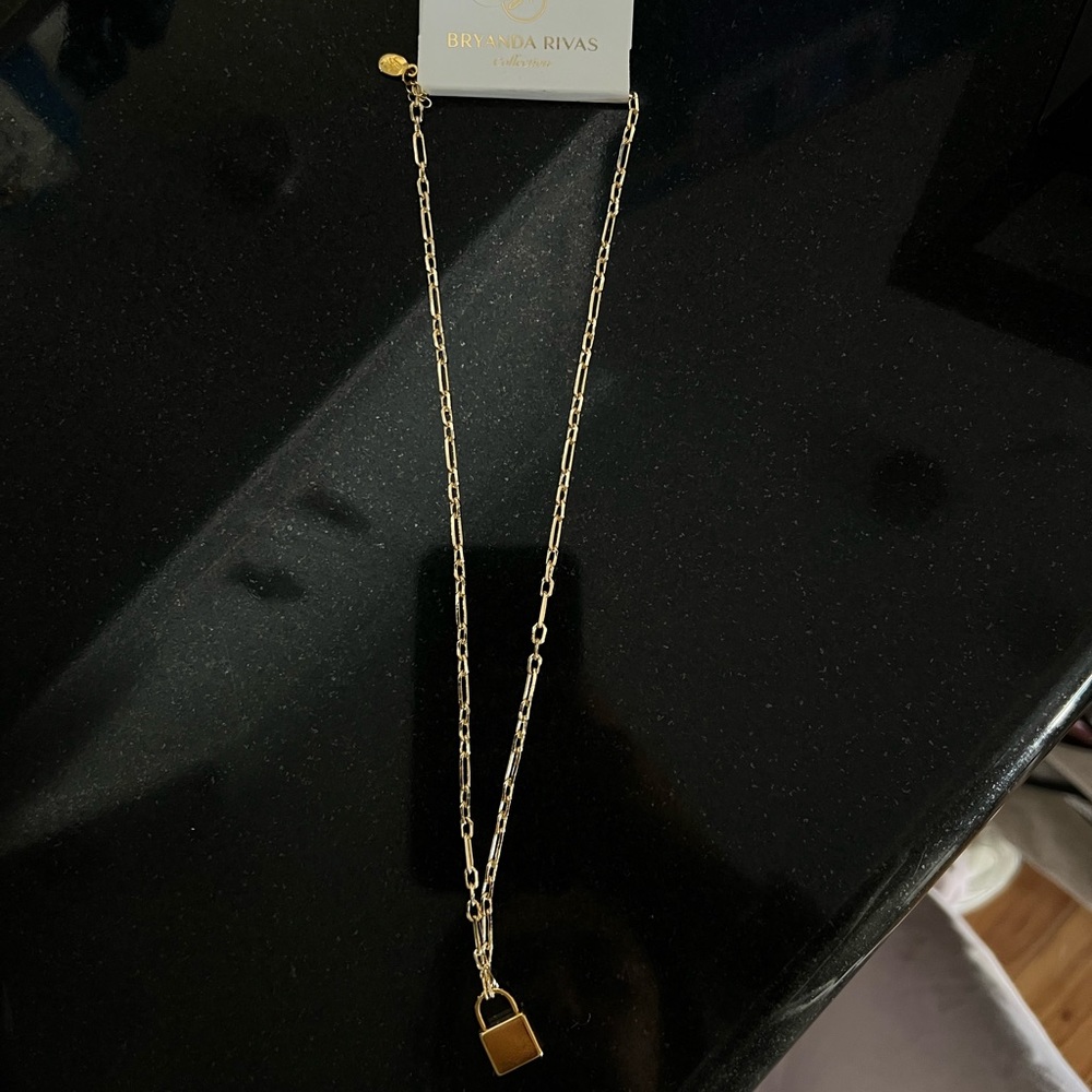 brand new GOLD trendy necklace 🤍